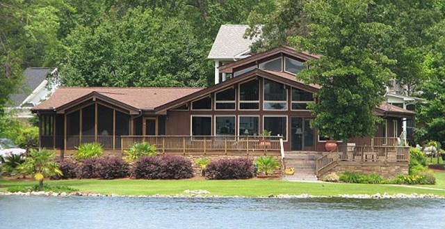 http://www.lakemurrayrealestatesales.com/wp-content/uploads/2011/01/31_Edgewater_Ct_640x350-e1295393546570.jpg